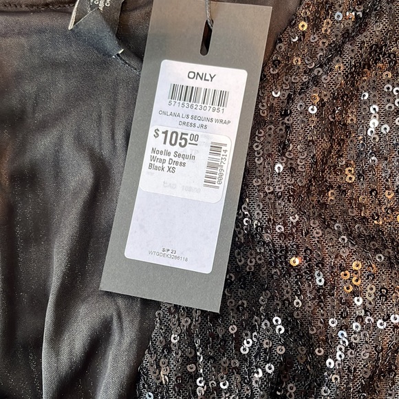 Black Sequent, covered dress low cut - Picture 3 of 6